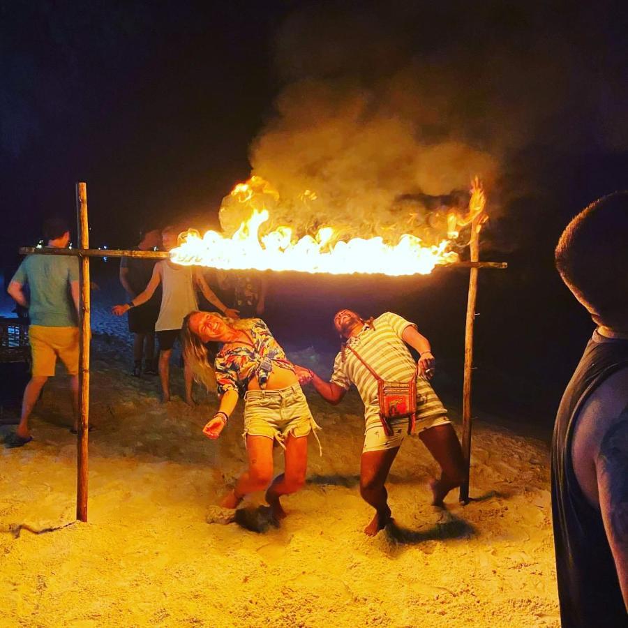 Lucky Sun Saracen Bay Hostel Koh Rong Sanloem Εξωτερικό φωτογραφία